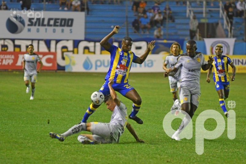 Delfín y Aucas sellan tablas en Manta