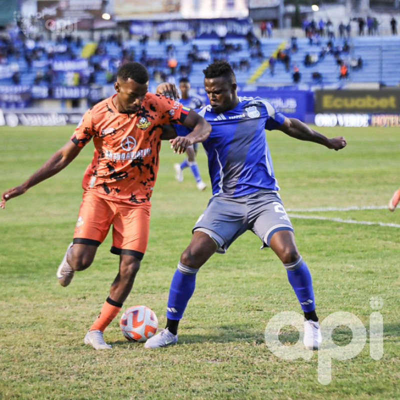 Emelec electriza 2-1 a Libertad en Loja