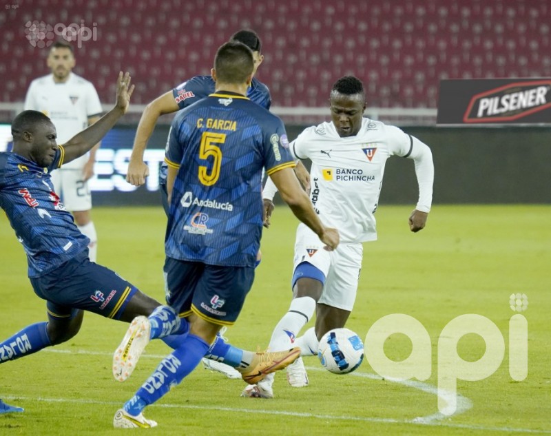 La U, lejos de la cima cerca del abismo
