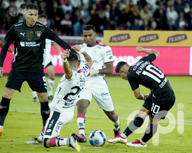 La U arranca con victoria y respira en lo alto