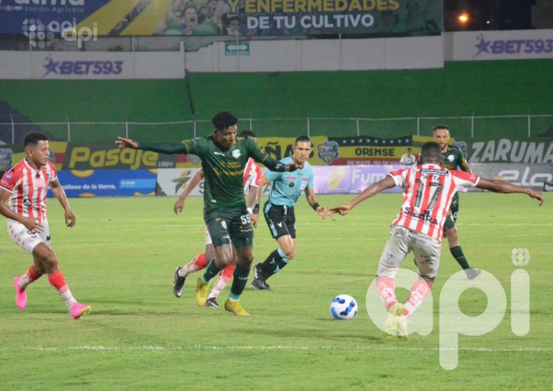 Orense saca ventaja 2-1 de Técnico U.