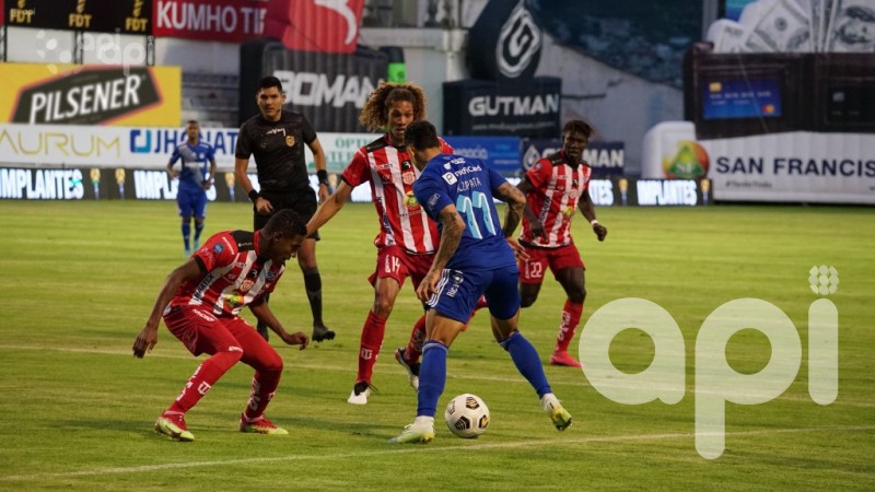 Técnico U. rescata empate 1-1 ante Emelec 