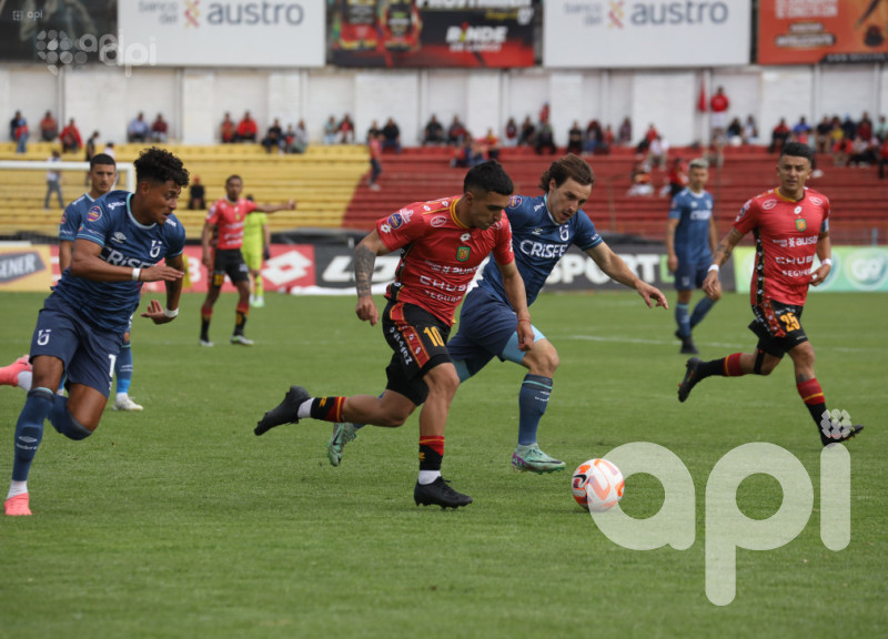 El Cuenca trepa y Chatoleí cae