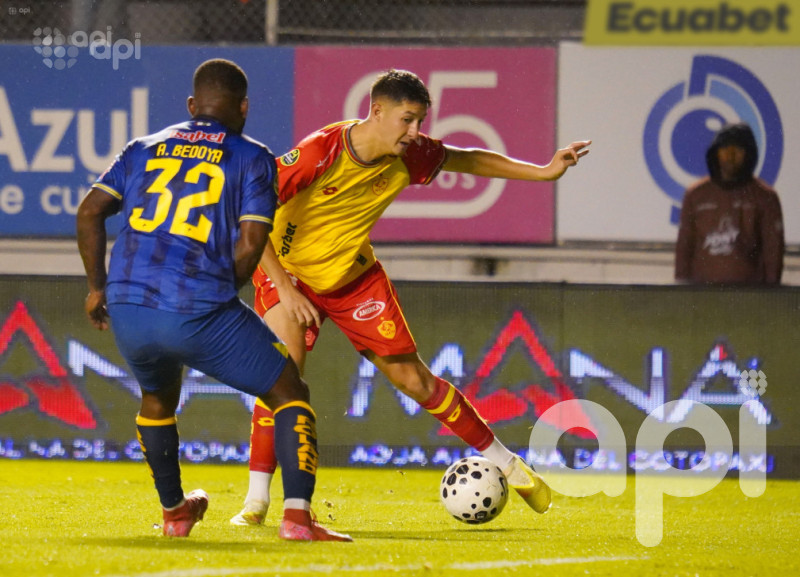 Papá Aucas trepa a tercero y el cetáceo no nada