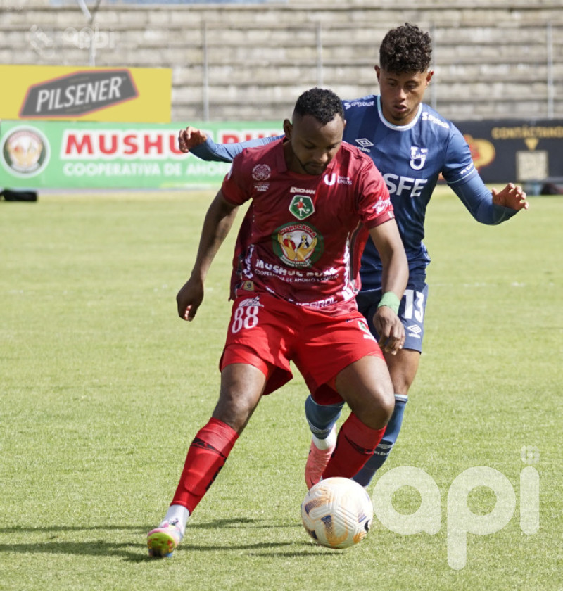 El Ponchito hace tropezar a Chatoleí
