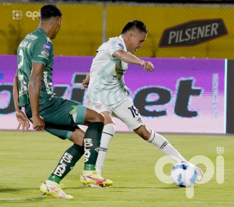 Chatoleí mantiene la racha y complica al Ponchito