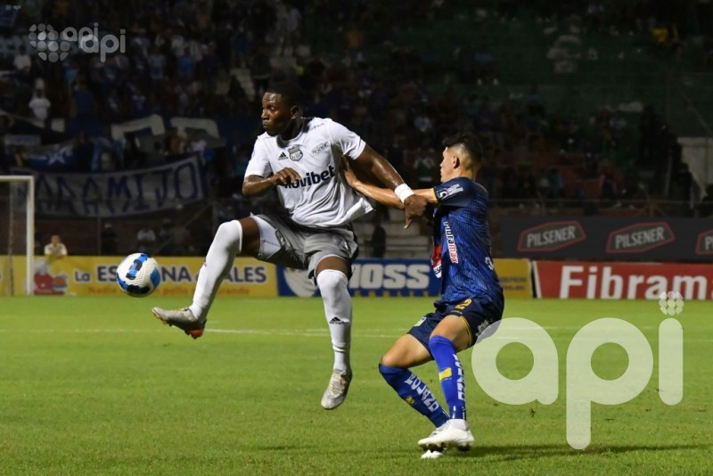 Delfín frena a uno de los favoritos