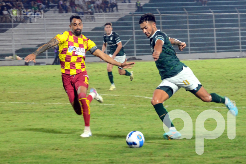 El verde fronterizo somete al Papá quiteño