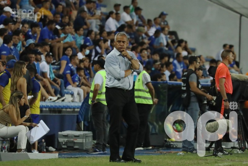 Técnico que debuta y ni así Emelec gana
