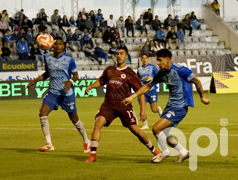 El celeste toma oxígeno y el vino no despega