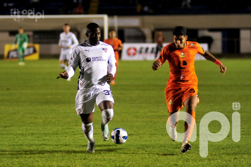 La U vence a los sustos y aprieta al líder Aucas