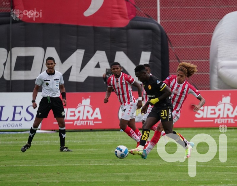 Aucas vence con polémica 1-0 a Técnico en Ambato