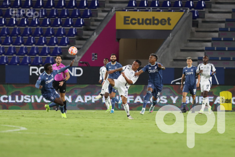 Chatoleí, en alto y los azules en lamentos