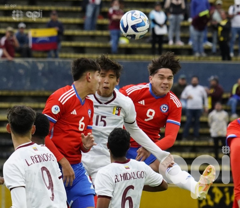 Venezuela revive al superar 2-0 a Chile