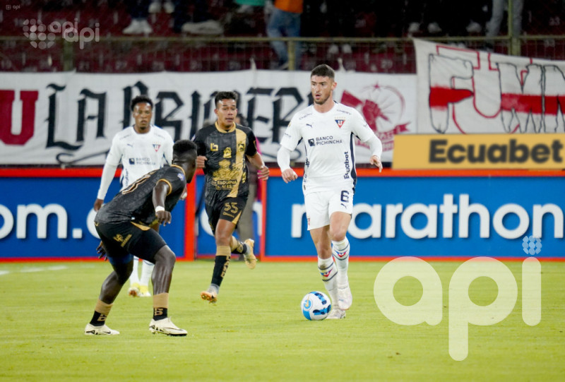 Liga sufre para ganar 2-1 a Delfín