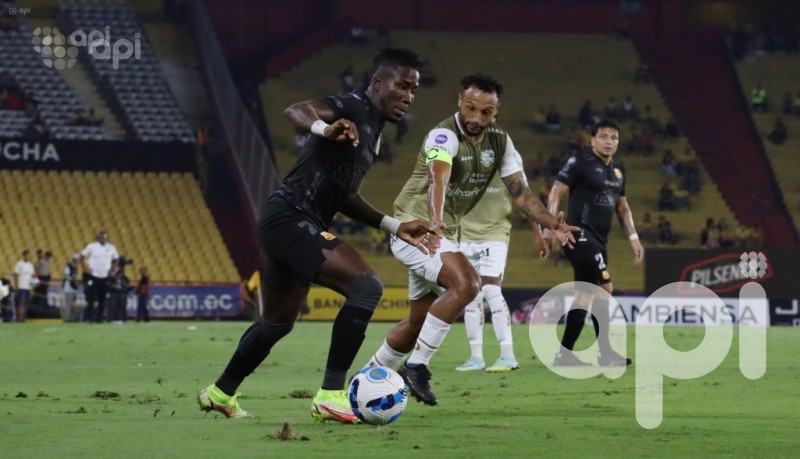 Triunfo torero para meter presión al puntero