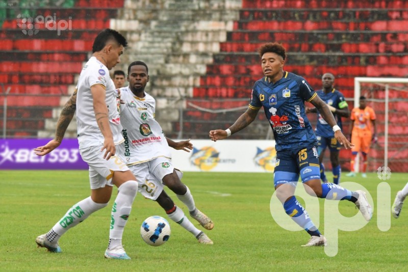Delfín golea 3-0 a Mushuc Runa en Portoviejo