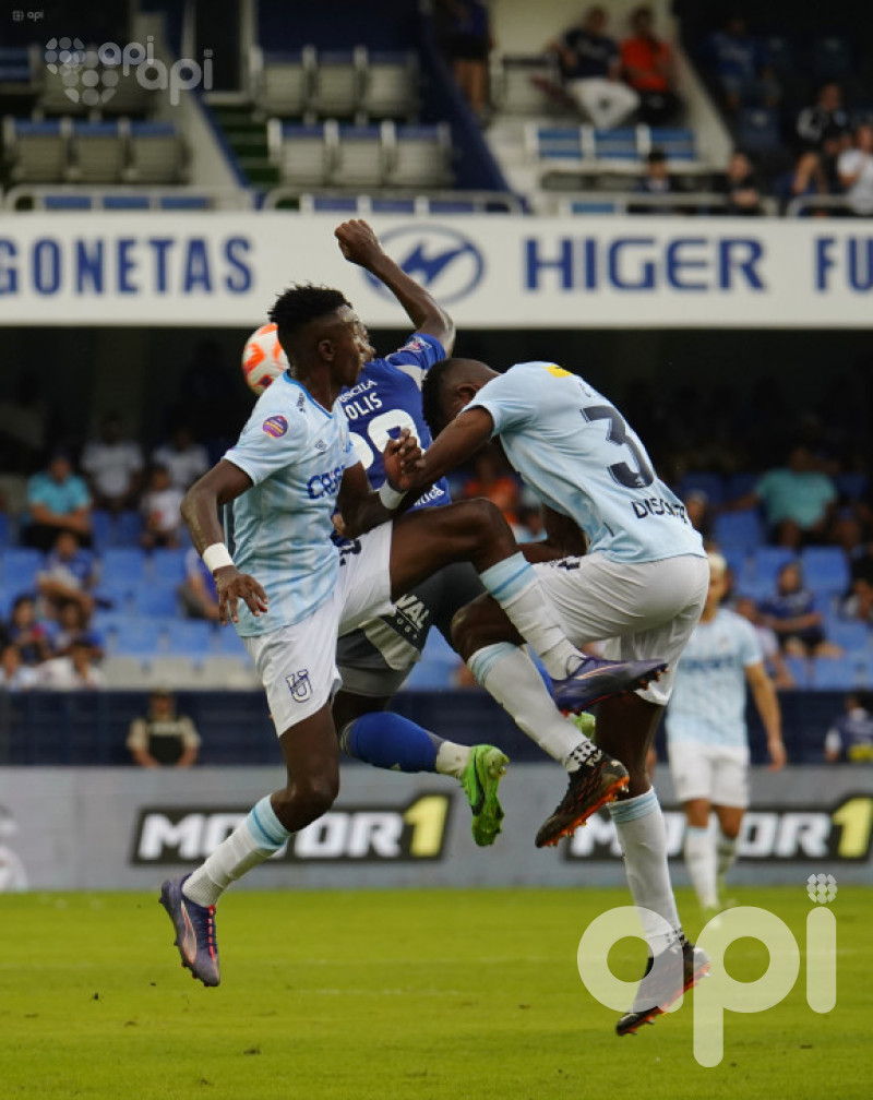 Chatoleí destiñe a puro gol al azul eléctrico