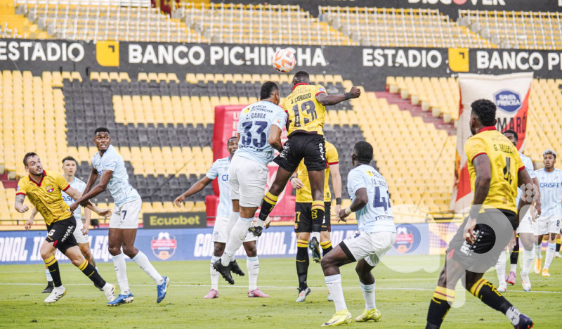 Universidad Católica despluma 3-2 al canario Barcelona