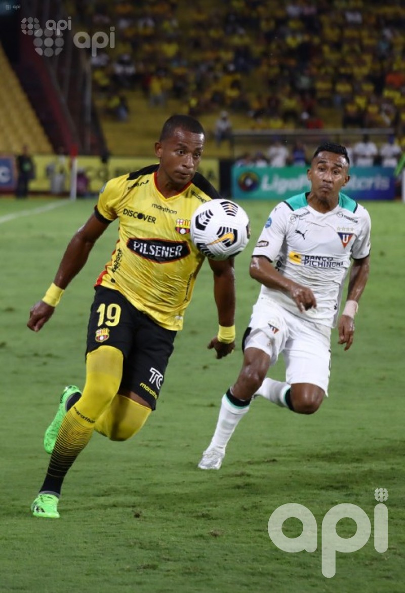 La U recibe gol de entrada y domina para igualar al canario