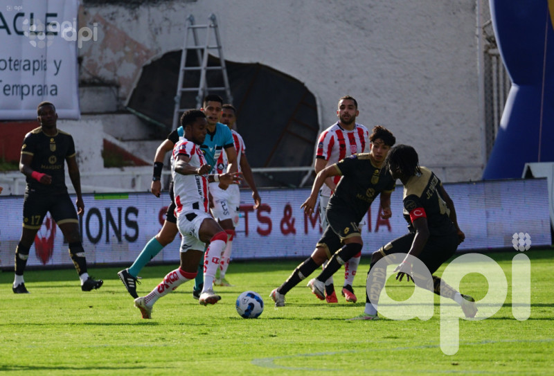 El Rodillo sonríe en el debut 