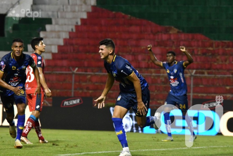 El cetáceo sigue fuerte en Portoviejo