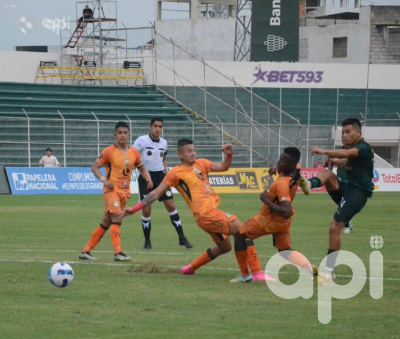 Orense aplasta 3-0 al débil Libertad en Machala