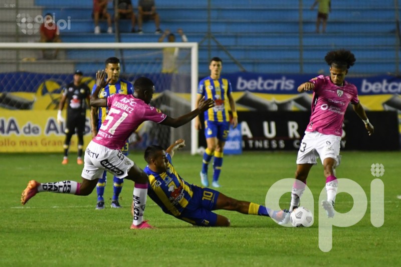 IDV gana con drama en Manta y lucha por la etapa