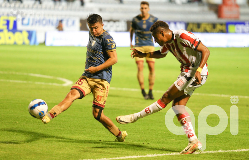 Técnico U. remonta 2-1 a D. Cuenca en Ambato