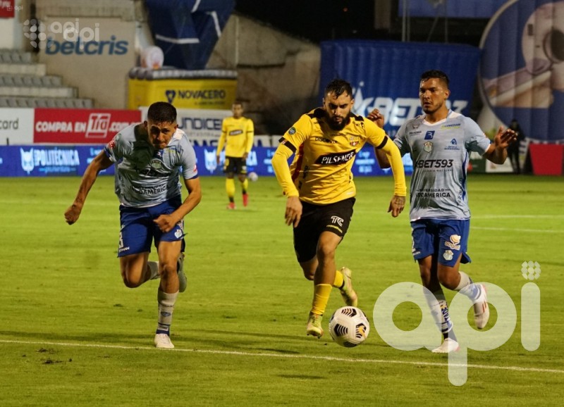 Barcelona sufre pero se afirma en la punta