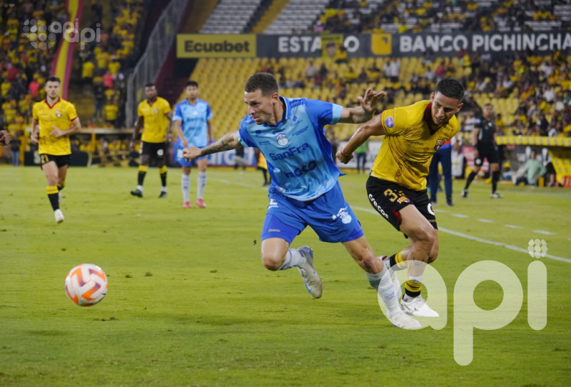 Macará castiga 2-0 a Barcelona en el Monumental
