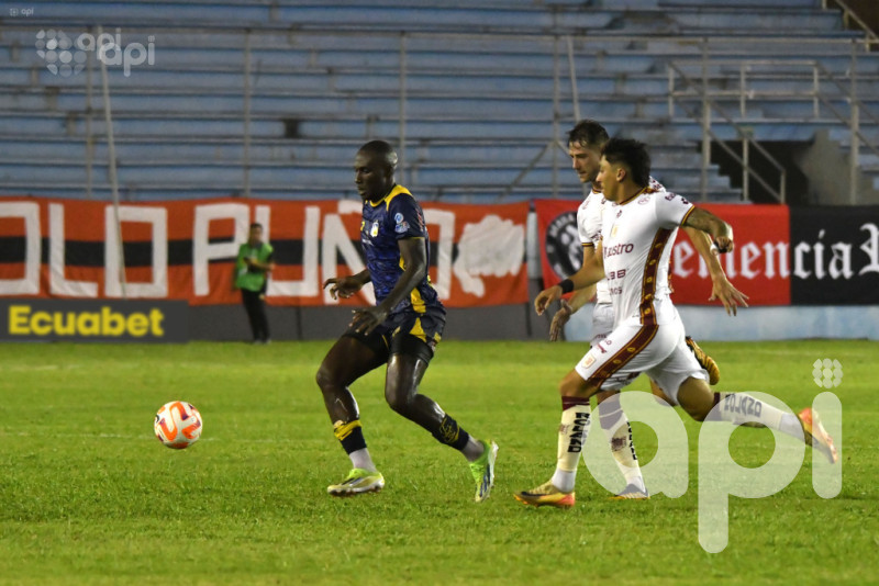 Cetáceo y Morlaco se conforman con el punto