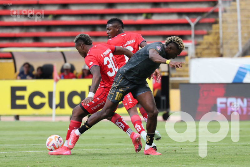 Papá sonríe y complica a los criollos