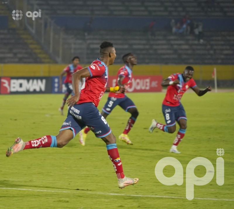 El Nacional recupera poderío y golea a Libertad en el ascenso