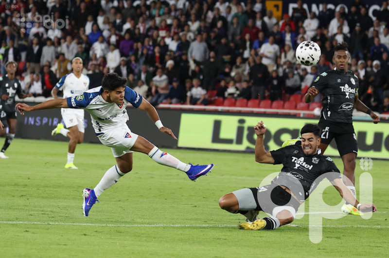 U, sin convencer, se arrima al líder