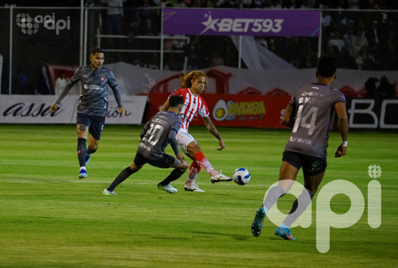 U se adueña de la punta y sufre el canario