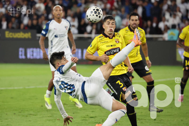 El ídolo somete y gana bien a la U