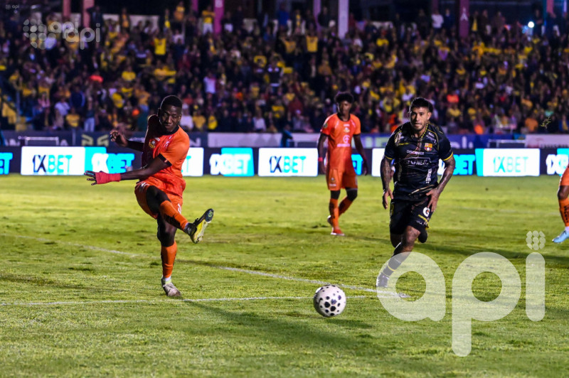 Fronterizo e ídolo se frenan en 8