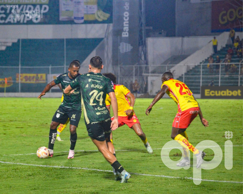 Verde fronterizo trepa en la tabla