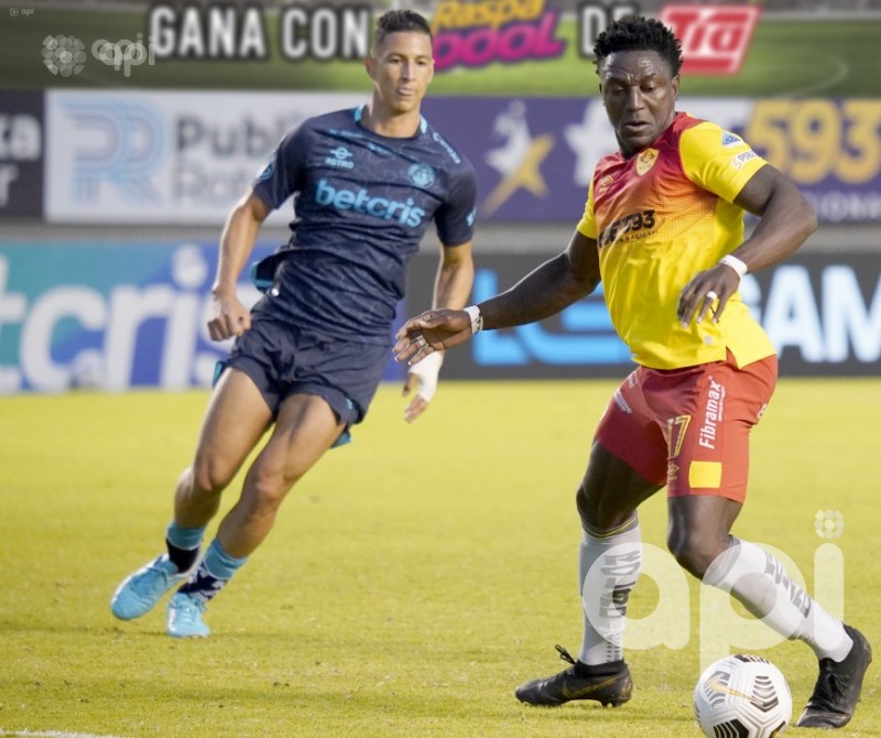 'Papá' Aucas triunfa y espera cómodo en la punta