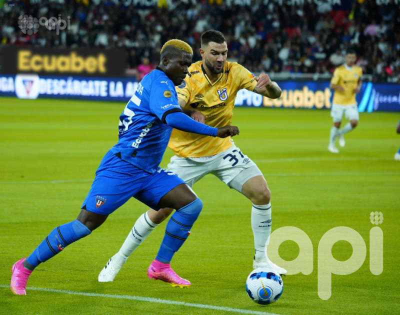 Liga pasa 2-1 a Católica, en duelo universitario