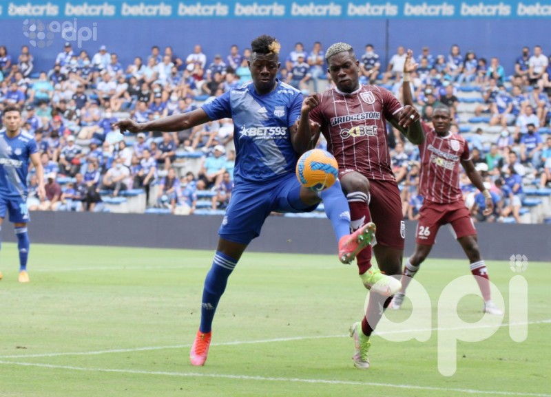 Emelec vence 2-1 a 9 de Octubre en el Capwell