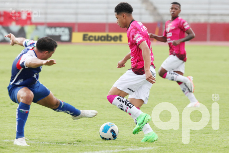 Del Valle sostiene el invicto y aprieta en lo alto