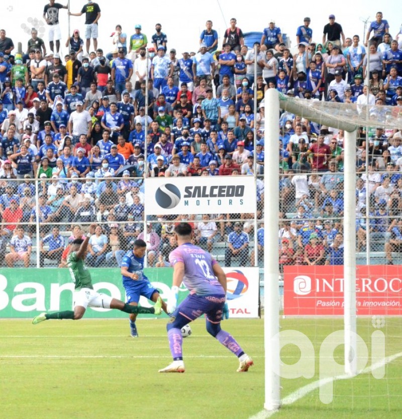 Orense vence 2-0 a Emelec en Machala