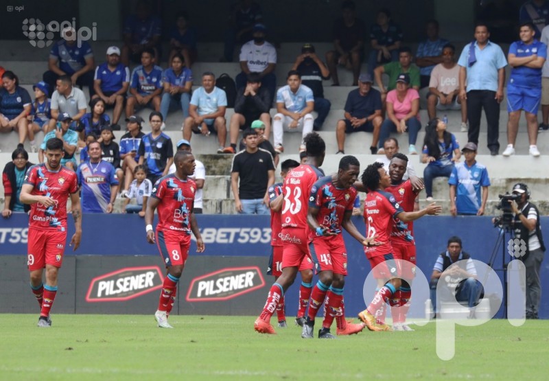 Los militares reflotan y hunden a los azules