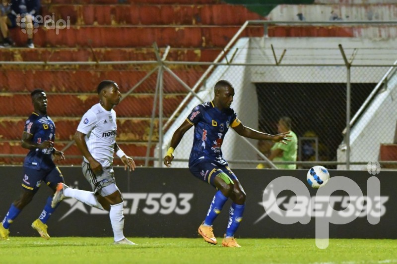 Delfín se impone 3-2 sobre Emelec en Portoviejo