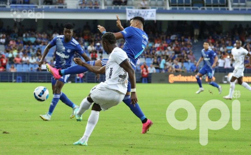 Eléctricos y albos igualan en el drama