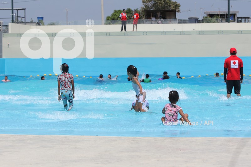 GYE-PISCINA CON OLAS