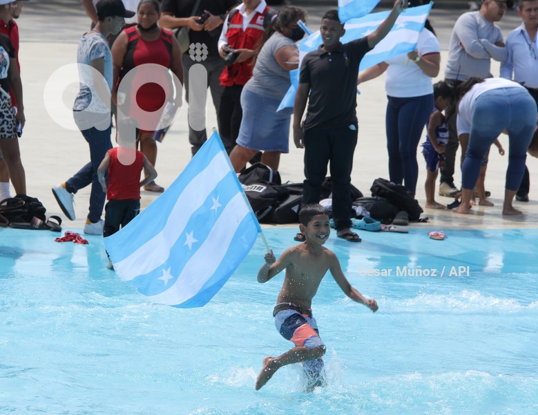 GYE-PISCINA CON OLAS