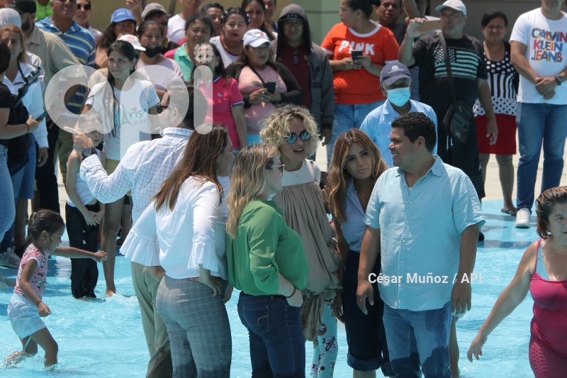 GYE-PISCINA CON OLAS